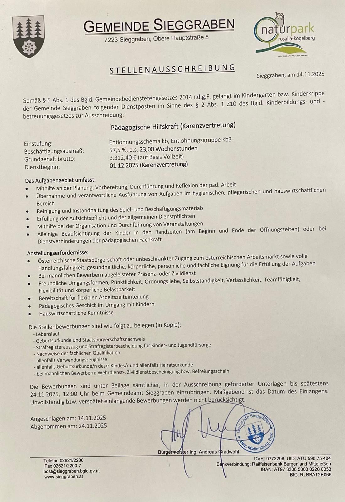 Das Dokument beschreibt die gemeindebedienten Dienstvorschriften für den Kindergarten in Sieggraben gemäß dem Gesetz von 2014. Es listet die pädagogischen Betreuungsanforderungen auf, einschließlich Gehalt, Arbeitszeit und Bruttojahresgehalt. Die Beschäftigung beginnt am 01.12.2025. Zu den Aufgaben gehören Planung, Überwachung, Hygiene und Betreuungsaufgaben. Die Anforderungen umfassen österreichische Staatsbürgerschaft, Gesundheit und persönliche und berufliche Fähigkeiten. Die Bewerbungsfrist endet am 24.11.2025.