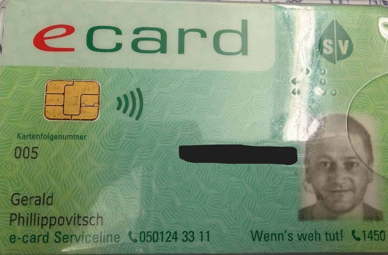 Die Z-Karte hat ein grün-weißes Design, einen Chip und eine Kundendienstnummer 050124 33 11. Ein Gesicht ist teilweise sichtbar.