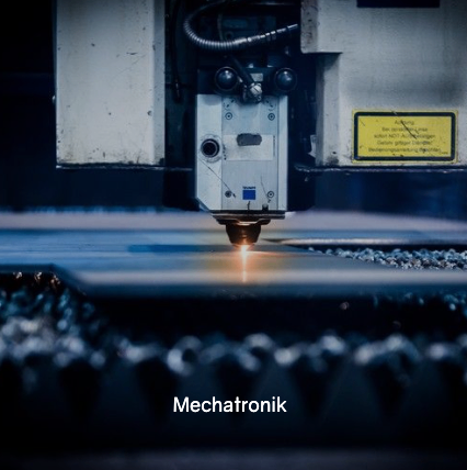 Eine Laserschneidmaschine ist in Betrieb und schneidet durch ein Metallblech. Die Maschine hat ein gelbes Etikett mit Text und Zahlen.