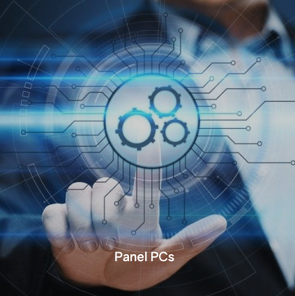 Ein Mann drükte einen Knopf mit Zahnrädern vor einem blauen Schaltkreis-Hintergrund. Die Worte 'Panel PCs' stehen in der unteren rechten Ecke.