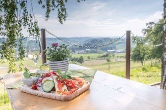 Bild enthält, Nature, Outdoors, Countryside, Rural, Farm, Plant, Vineyard, Alcohol, Beverage, Wine Tour