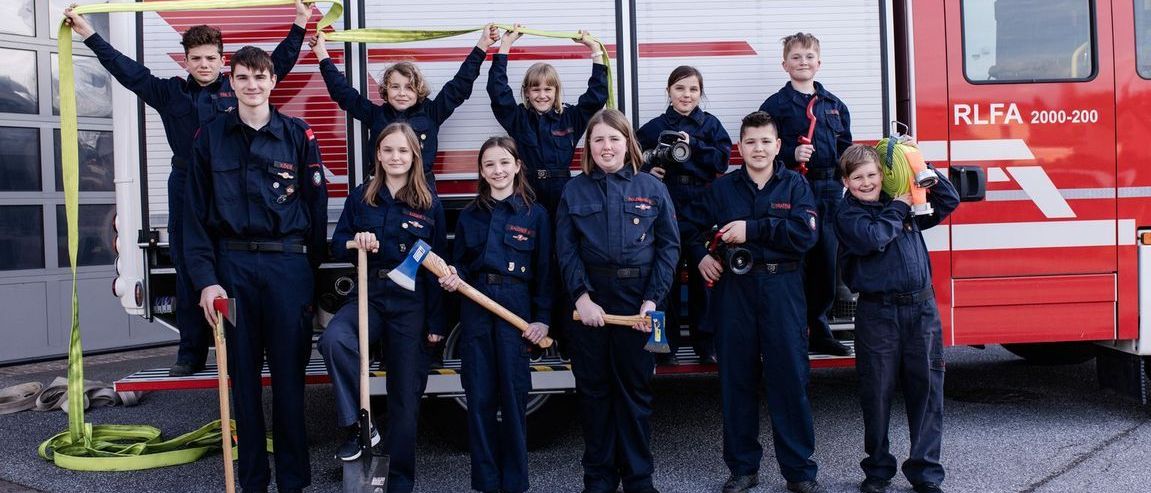 Bild enthält, Adult, Female, Person, Woman, Male, Man, Girl, Teen, Child, Coat