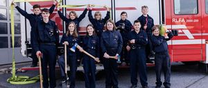 Bild enthält, Adult, Female, Person, Woman, Male, Man, Girl, Teen, Child, Coat