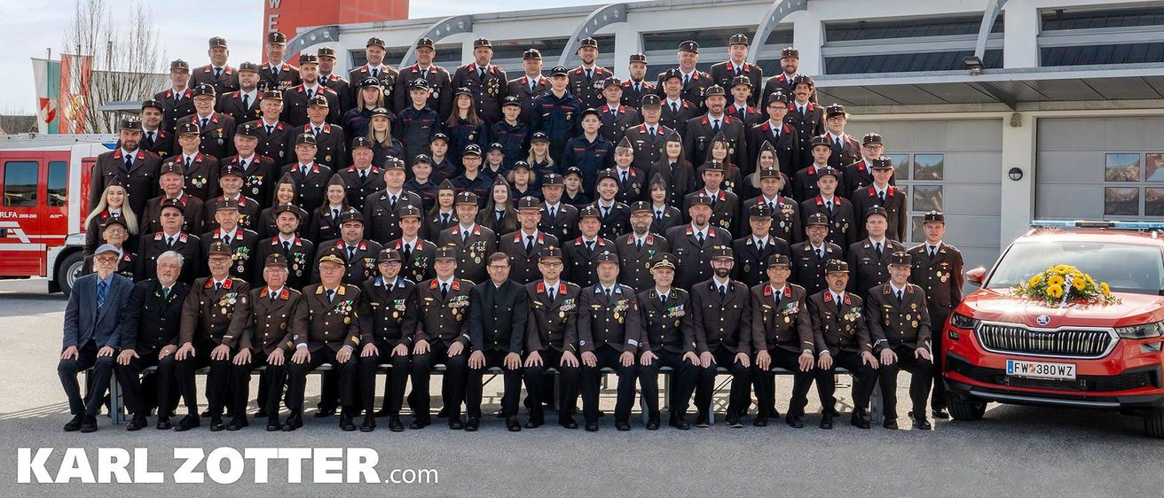 Bild enthält, People, Person, Car, Transportation, Vehicle, Fire Truck, Truck, Fire Station, Team, Coat