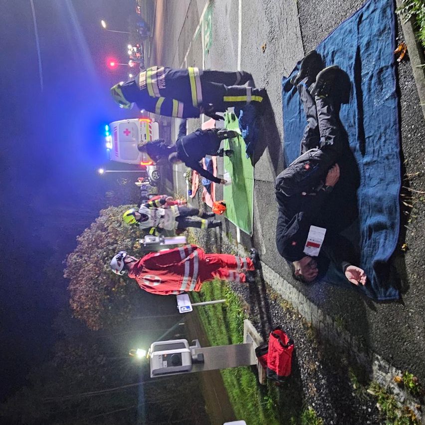 Bild enthält, Road, Person, Urban, City, Street, Adult, Male, Man, Rain, Path