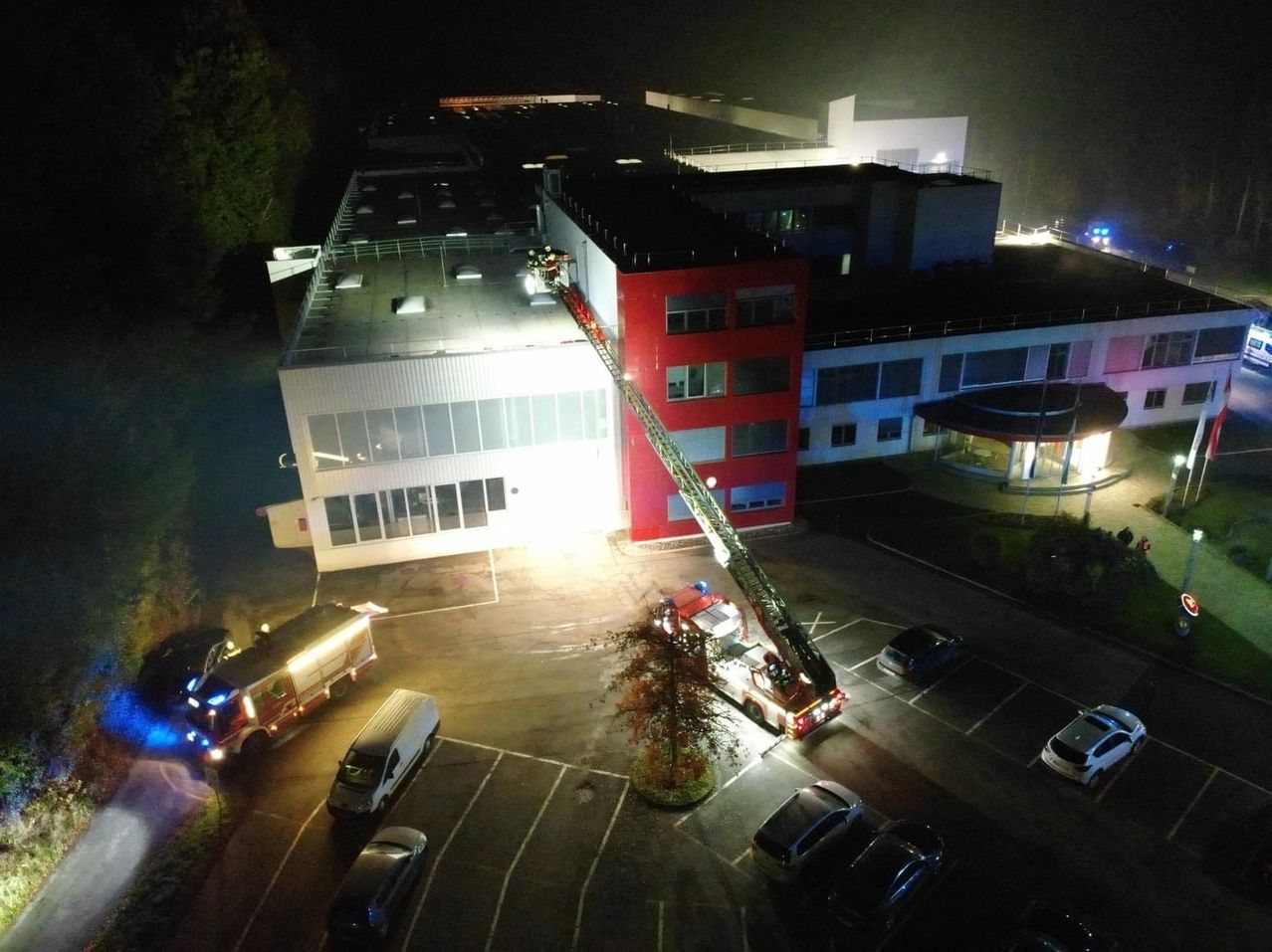 Bild enthält, Outdoors, Architecture, Building, Car, Transportation, Vehicle, Aerial View, Person