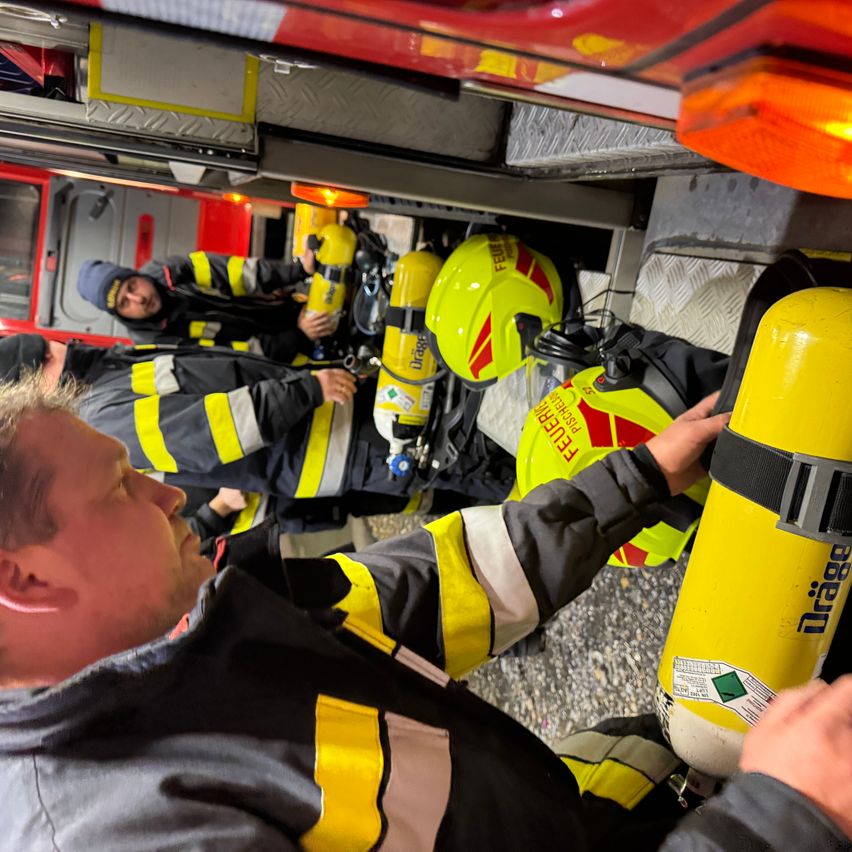 Bild enthält, Person, Adult, Male, Man, Helmet, Face, Head