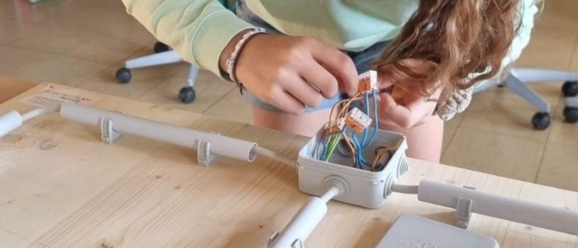 Bild enthält, Child, Female, Girl, Person, Woodworking, Head