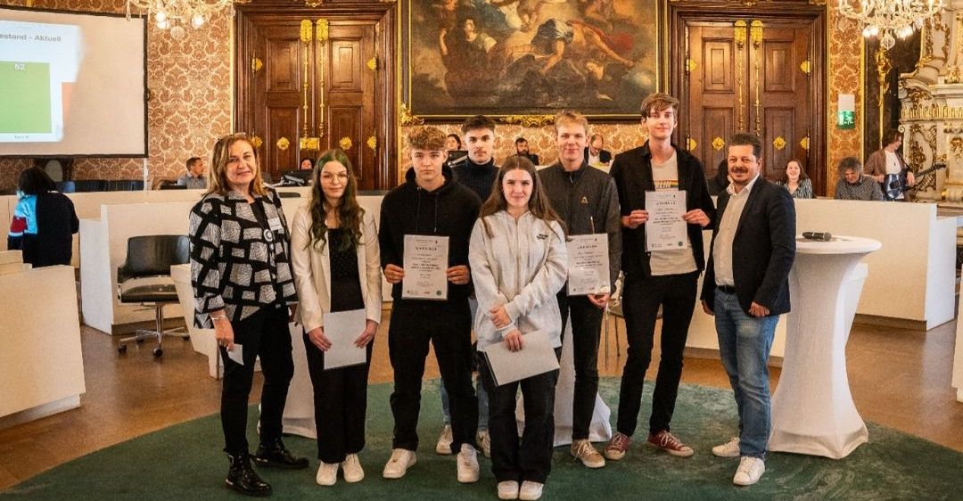 Bild enthält, People, Person, Photography, Formal Wear, Suit, Portrait, Interior Design, Adult, Female, Woman