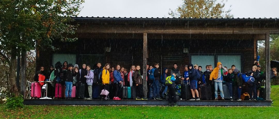 Bild enthält, Building, Outdoors, Shelter, Grass, Plant, People, Person, Lawn, Nature, Housing