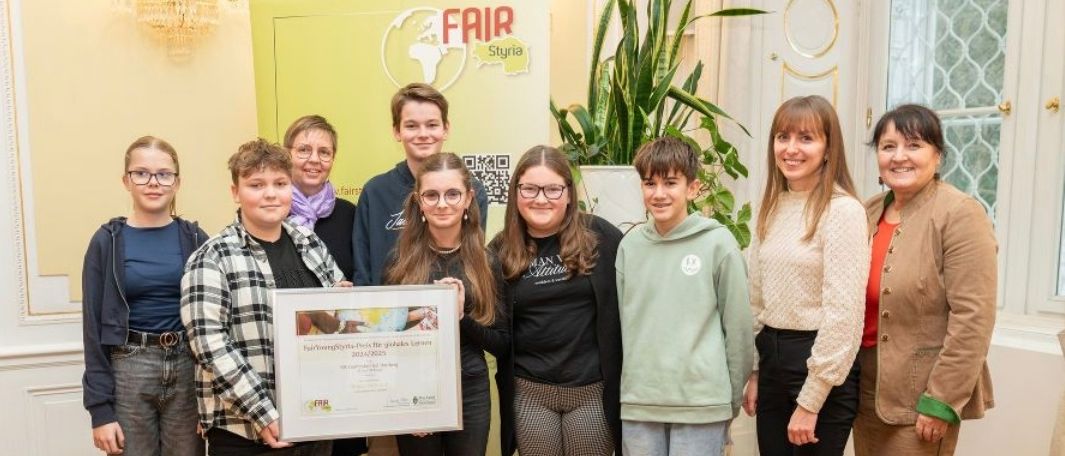 Bild enthält, Potted Plant, Pants, Blazer, Photography, People, Person, Portrait, Adult, Female, Woman