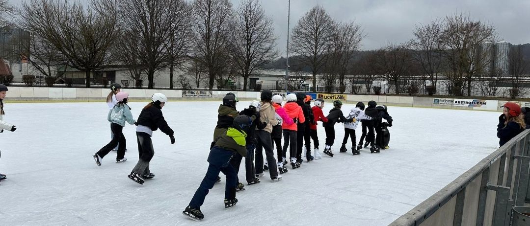 Bild enthält, Person, Adult, Male, Man, Rink, Skating, Sport, Clothing, Footwear, Shoe