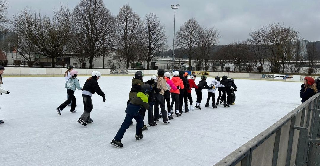 Bild enthält, Person, Adult, Male, Man, Rink, Skating, Sport, Clothing, Footwear, Shoe