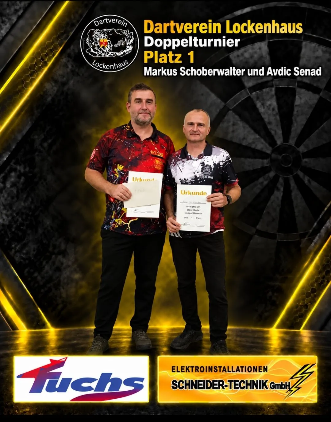 Zwei Männer stehen auf einer Bühne und halten Urkunden in den Händen, einer mit einem roten Shirt und der andere mit einem schwarz-weißen Shirt. Sie stehen vor einem Dartboard-Hintergrund.