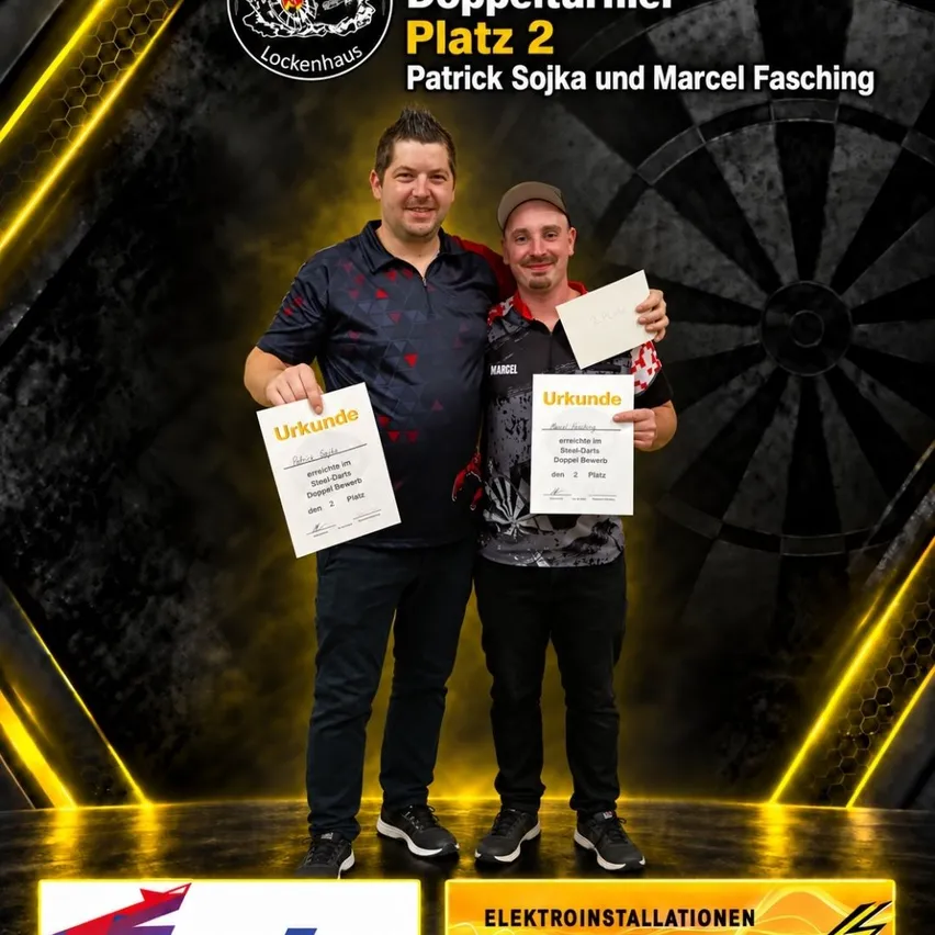 Zwei Männer stehen auf einer Bühne, halten Urkunden in den Händen und lächeln. Hinter ihnen ein Dartboard und ein gelber Hintergrund mit dem Text 'Doppelturner Platz 2'. Ein Mann trägt eine Mütze.