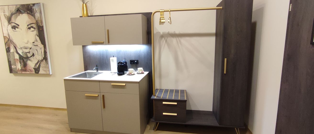 Bild enthält, Corner, Indoors, Interior Design, Furniture, Person, Face, Head, Sink, Sink Faucet