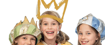 Drei lächelnde Kinder mit mittelalterlichen Kronen, eines hält einen Globus, in einer Werbegrafik für eine Veranstaltung bei Gluehwein und Wuerstel am 31. Dezember 2025 ab 16:00.