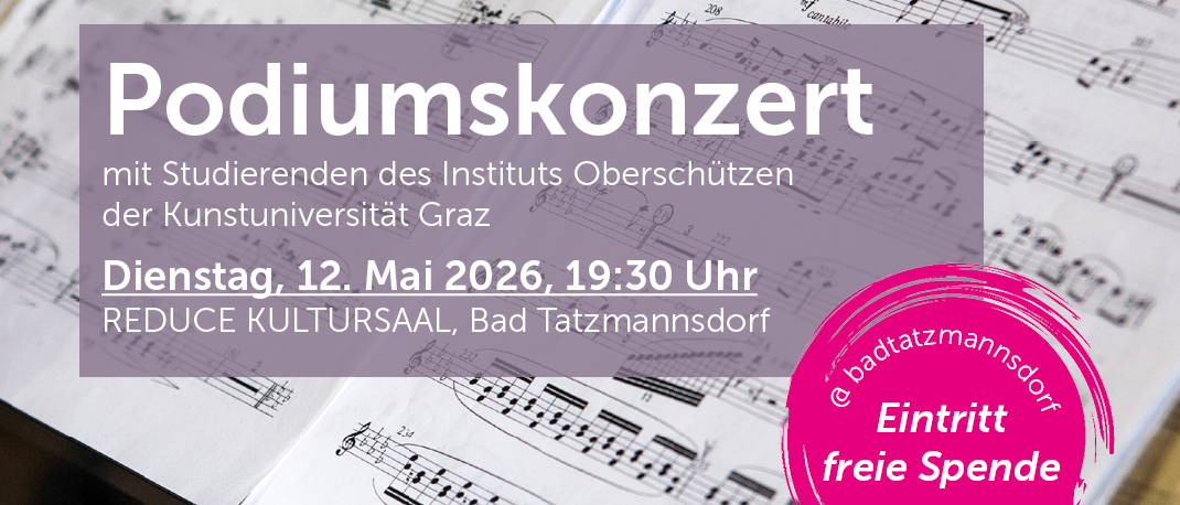 Eine offene Musikpartitur mit Noten ist auf einem Schreibtisch abgelegt. Darunter befindet sich eine Anzeige für ein Podiumskonzert mit Studierenden des Instituts Oberösterreichische Fachhochschule in Graz. Das Event ist für den 12. Mai 2026 um 19:30 Uhr geplant. Der Veranstaltungsort ist der Reduze Kultursaal in Bad Tatzmannsdorf.