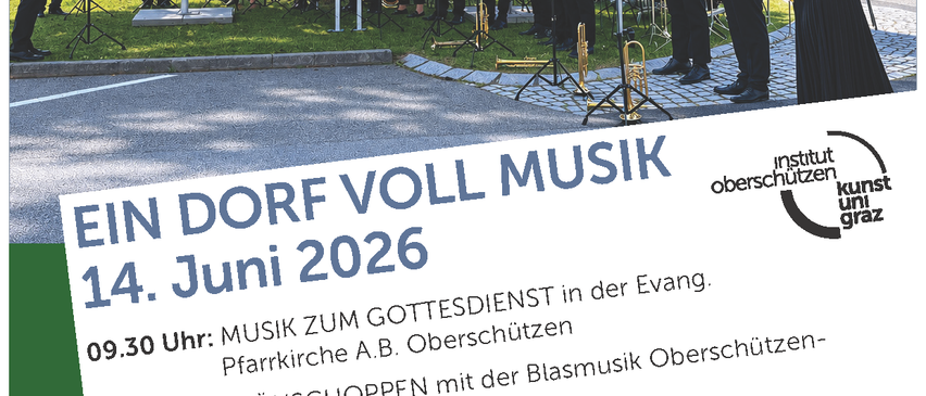 Plakat, das ein Musikensemble bei einer Aufführung im Freien zeigt. Der Titel lautet 'EIN DORF VOLL MUSIK' mit dem Datum 14. Juni 2026. Der Zeitplan beinhaltet einen Gottesdienst um 9:30 Uhr, ein Konzert auf dem Marktplatz um 11:00 Uhr und eine Abschlussveranstaltung im Haus der Volkskultur um 14:00 Uhr.
