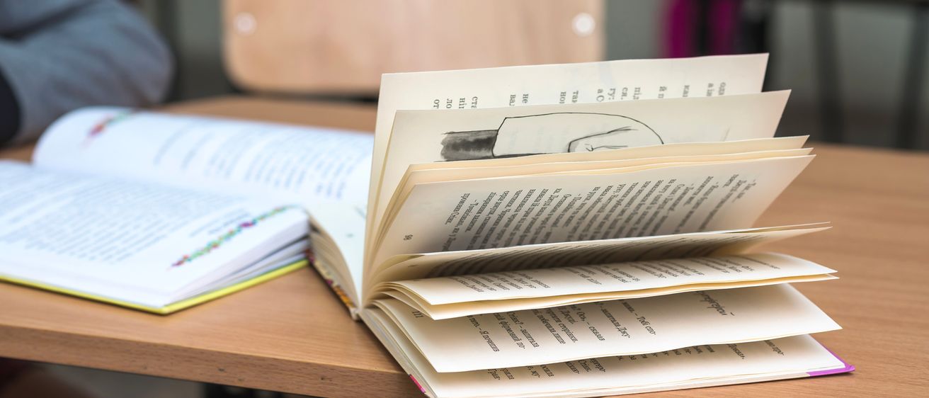 Bild enthält, Book, Publication, Text, Boy, Child, Male, Person, Document, Chair, Furniture