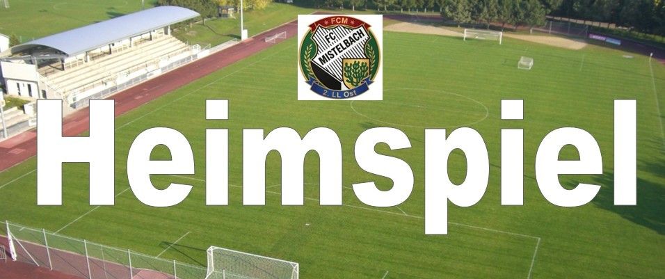 Eine Luftaufnahme eines Fußballfeldes mit dem Wort 'Heimspiel' in Weiß auf dem Rasen geschrieben. Das Feld ist von einer roten Laufbahn und leeren Tribünen umgeben. Ein Logo für FCF Mistelbach befindet sich in der oberen rechten Ecke.