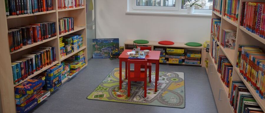 Bild enthält, Book, Indoors, Library, Publication, Furniture, Rug, Chair, Bookcase, Building