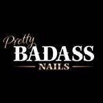 Das Bild zeigt das Logo von Pretty Badass Nails auf schwarzem Hintergrund. Der Text 'Pretty Badass Nails' ist in Weiß geschrieben, wobei 'Pretty' und 'Nails' in kleinerer Schrift darüber und darunter stehen. Das Wort 'Badass' ist in größerer, fetter Schrift hervorgehoben.