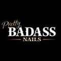Das Bild zeigt das Logo von Pretty Badass Nails auf schwarzem Hintergrund. Der Text 'Pretty Badass Nails' ist in Weiß geschrieben, wobei 'Pretty' und 'Nails' in kleinerer Schrift darüber und darunter stehen. Das Wort 'Badass' ist in größerer, fetter Schrift hervorgehoben.