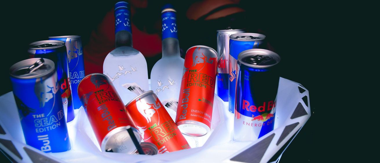 Bild enthält, Can, Tin, Alcohol, Beer, Beverage, Person, Head, Face