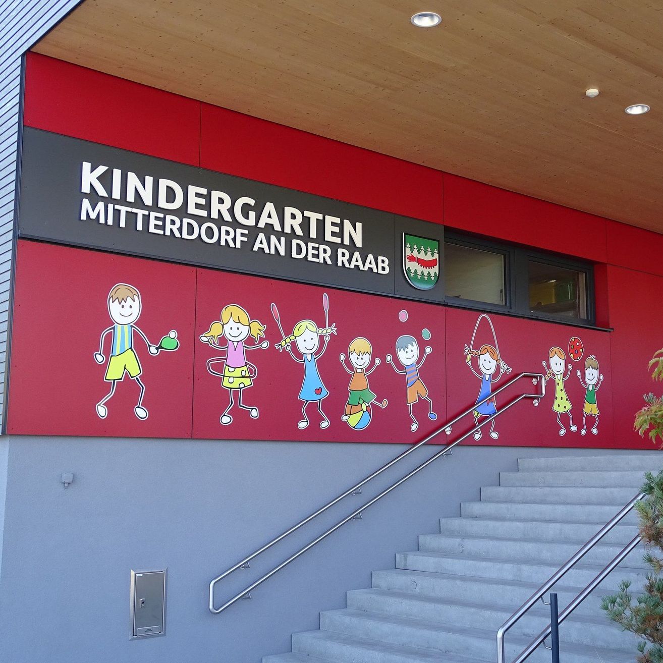 Bild enthält, Building, Housing, Staircase, Handrail, Interior Design, Person, Painting, Shopping Mall, Face, Wall