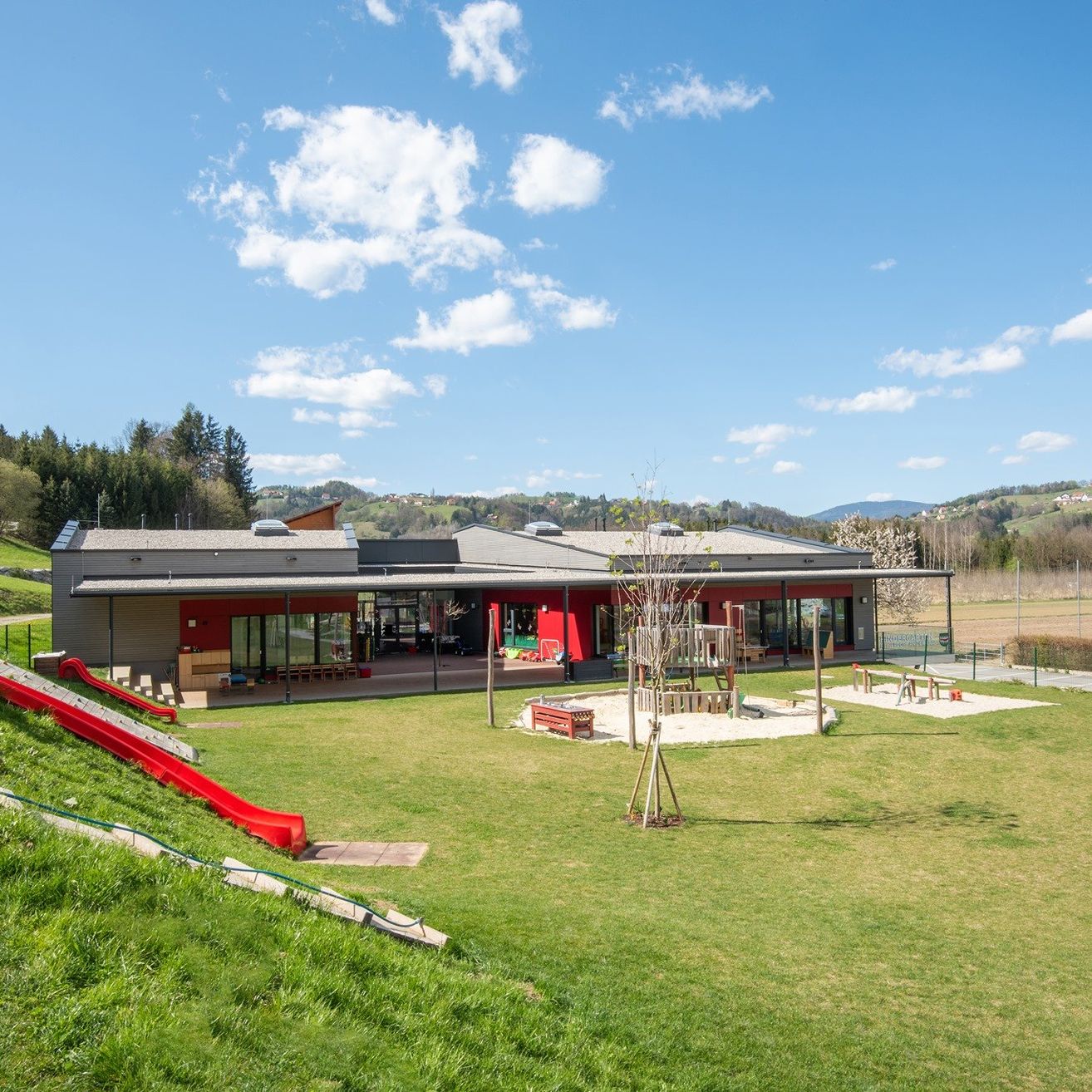 Bild enthält, Grass, Outdoors, Building, Shelter, Nature, Park, Play Area, Car, Lawn, Scenery