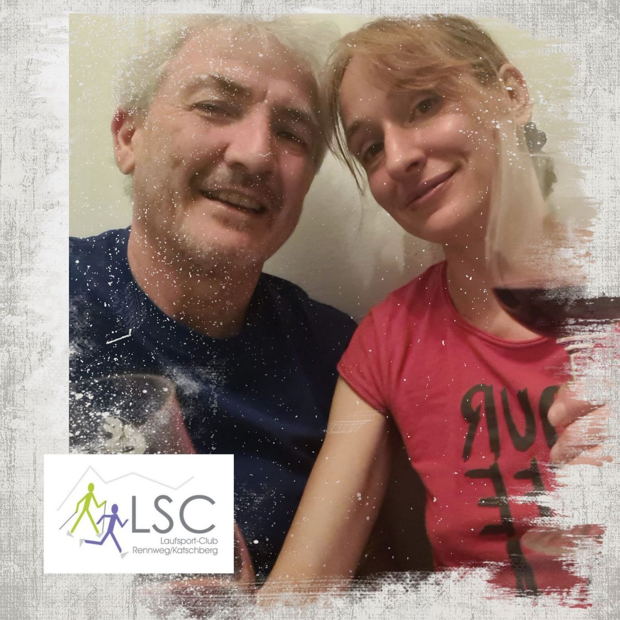 Ein Mann und eine Frau lächeln und halten Weingläser, wobei der Mann ein blaues T-Shirt und die Frau ein rotes T-Shirt trägt. Ein Logo befindet sich in der unteren linken Ecke.