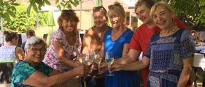 Bild enthält, Dining Table, Table, Restaurant, Lunch, Adult, Female, Person, Woman, Dining Room, Glasses