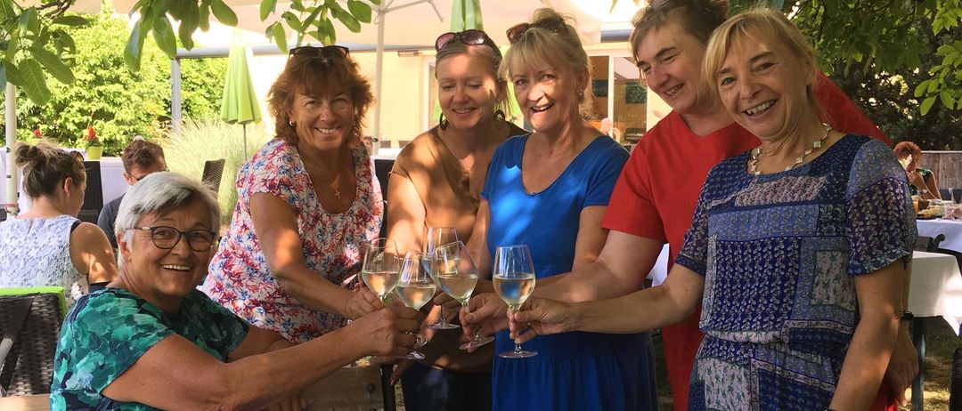 Bild enthält, Dining Table, Table, Restaurant, Lunch, Adult, Female, Person, Woman, Dining Room, Glasses