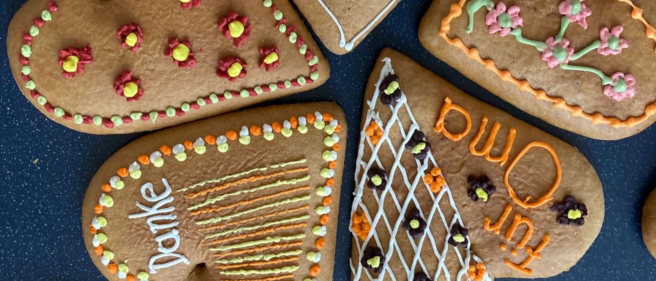 Bild enthält, Symbol, Number, Text, Food, Sweets, Art