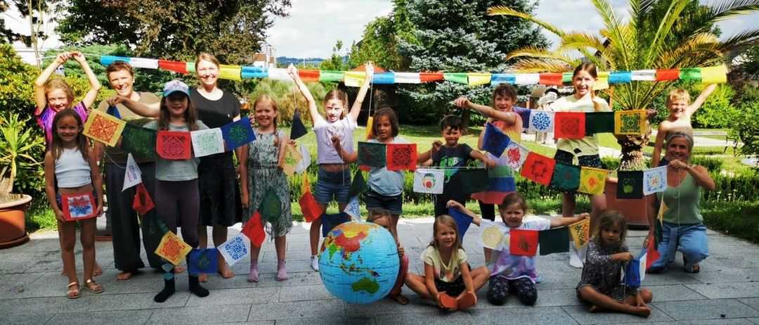 Bild enthält, Grass, Park, Summer, People, Potted Plant, Portrait, Tree, Shelter, Herbal, Vegetation