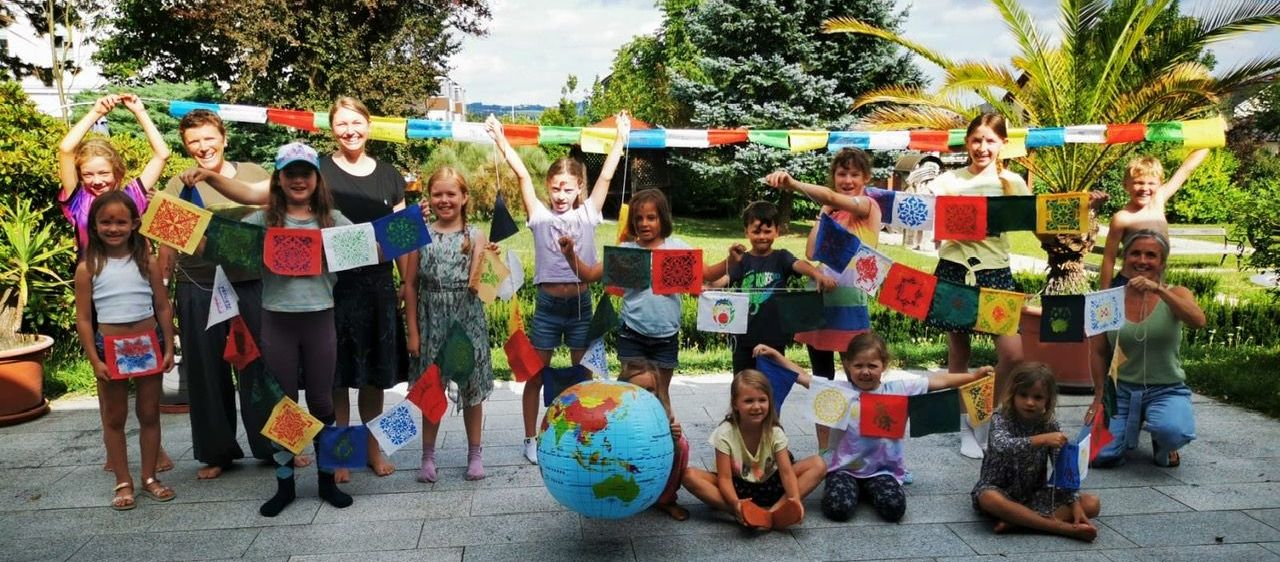 Bild enthält, Grass, Park, Summer, People, Potted Plant, Portrait, Tree, Shelter, Herbal, Vegetation