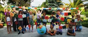 Bild enthält, Grass, Park, Summer, People, Potted Plant, Portrait, Tree, Shelter, Herbal, Vegetation