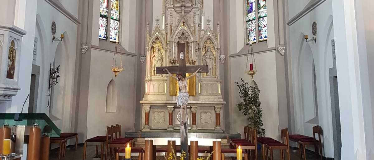 Bild enthält, Indoors, Prayer, Altar, Architecture, Building, Church, Chapel, Person, Candle, Plant