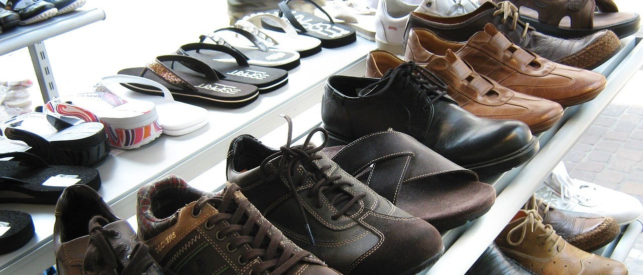 Bild enthält, Clothing, Footwear, Shoe, Sneaker, Shoe Shop, Shop
