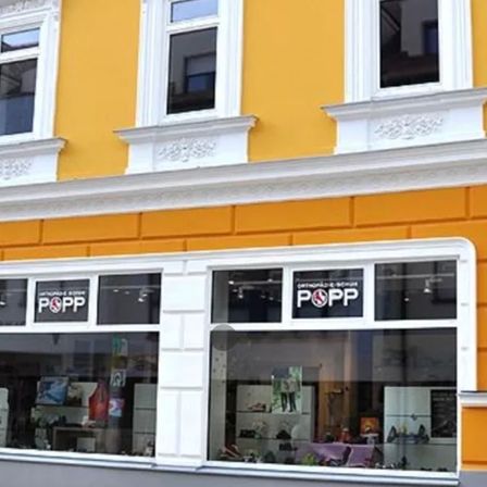 Bild enthält, Architecture, Building, Urban, City, Shop, Housing, Window