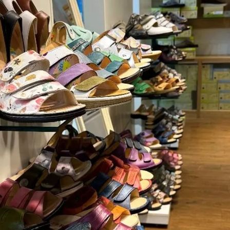 Bild enthält, Clothing, Footwear, Sandal, Shop, Shoe Shop, Tape, Indoors