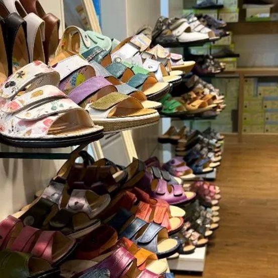 Bild enthält, Clothing, Footwear, Sandal, Shop, Shoe Shop, Tape, Indoors