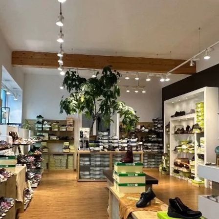 Bild enthält, Shop, Indoors, Clothing, Footwear, Shoe, Grocery Store, Market, Supermarket, Shoe Shop