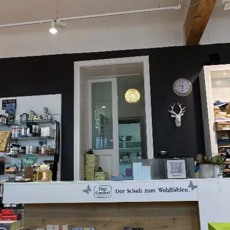 Bild enthält, Indoors, Shop, Person, Grocery Store, Market, Supermarket, Clothing, Footwear, Shoe