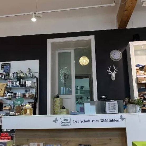 Bild enthält, Indoors, Shop, Person, Grocery Store, Market, Supermarket, Clothing, Footwear, Shoe