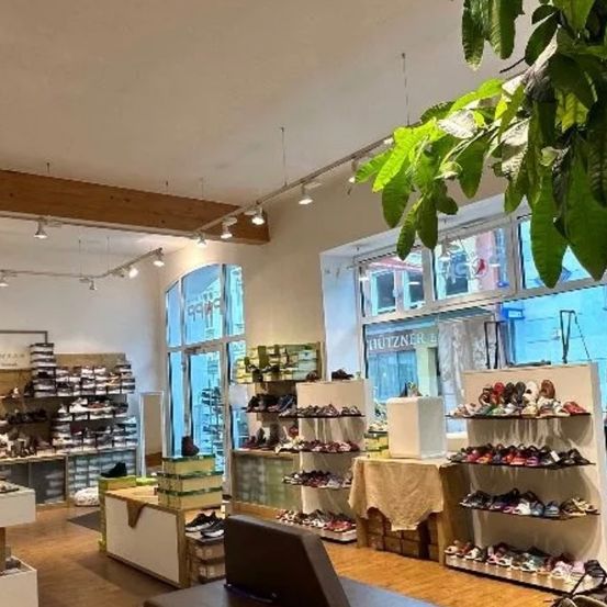 Bild enthält, Shop, Indoors, Shoe Shop