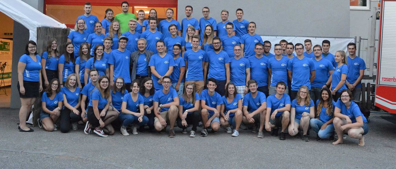 Bild enthält, People, Person, Groupshot, Team, Clothing, Shorts, Footwear, Shoe, Face