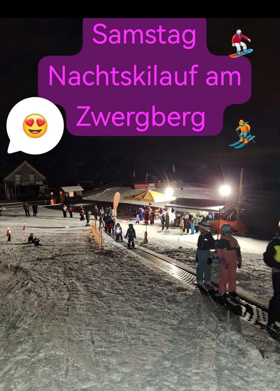 Ein Nachtskilauf am Zwergberg mit Skifahrern, einem kleinen Gebäude und einem gelben Regenschirm. Der Boden ist verschneit, und es gibt orangefarbene Kegel und Straßenlaternen.