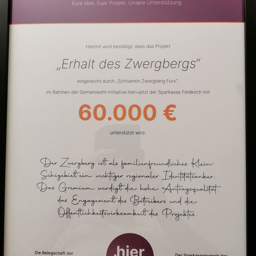 Das Dokument bestätigt, dass das Projekt 'Erhalt des Zwergbergs' mit 60.000 Euro unterstützt wird, verwaltet von 'Schieven Zwergberg Furx'. Der Zwergberg ist eine familienfreundliche Attraktion und ein wichtiger regionaler Identitätsträger. Das Premium spiegelt die hohe Qualität des Engagements des Betreibers und die öffentliche Wirksamkeit des Projekts wider.